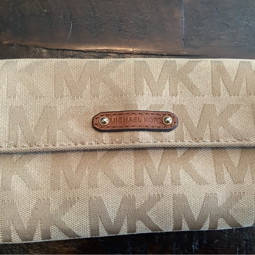 Michael Kors tan cloth wallet